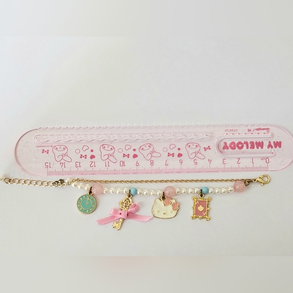 Hello Kitty bracelet with 4 charms - Picture 3 of 3